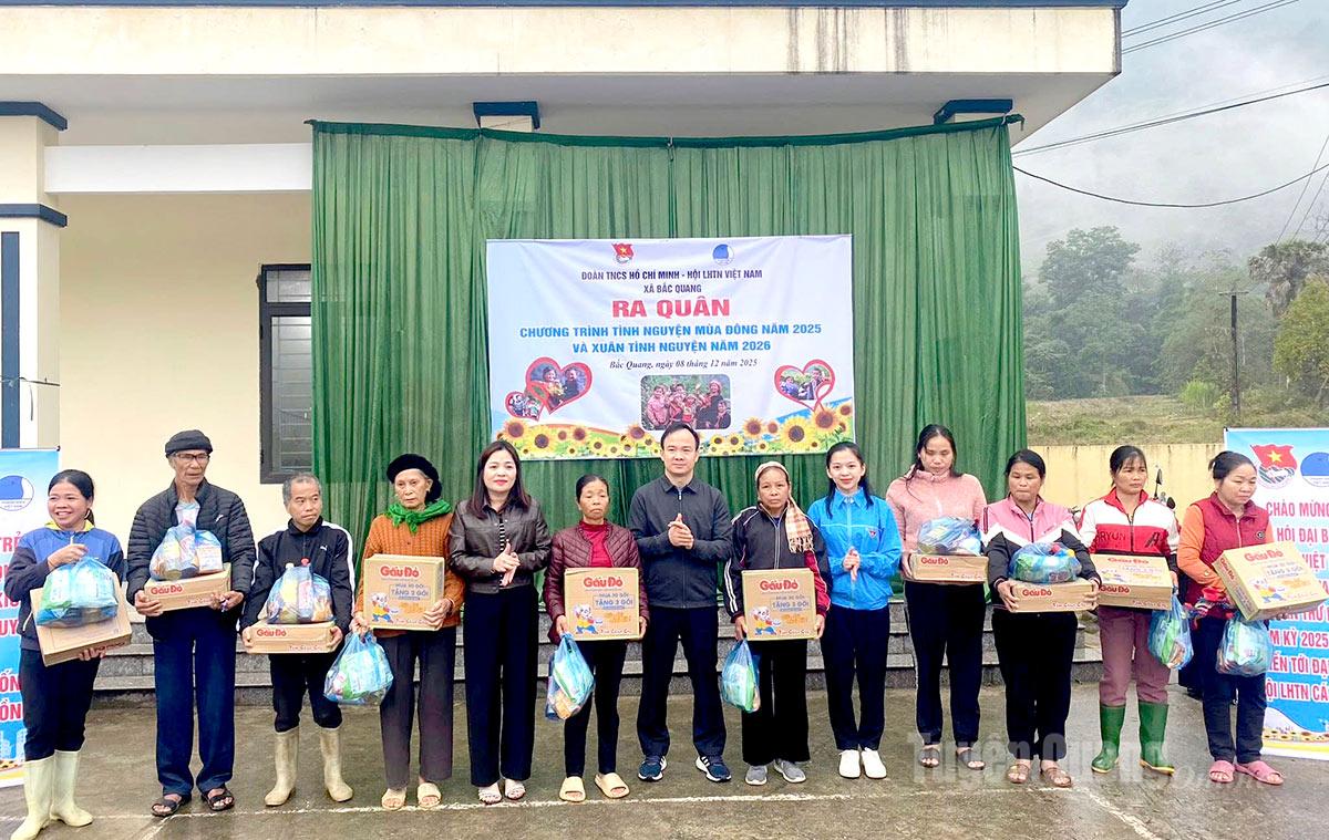 Đoàn xã Bắc Quang tổ chức trao tặng quà gia đình có hoàn cảnh khó khăn và tổ chức gian hàng quần áo 0 đồng.