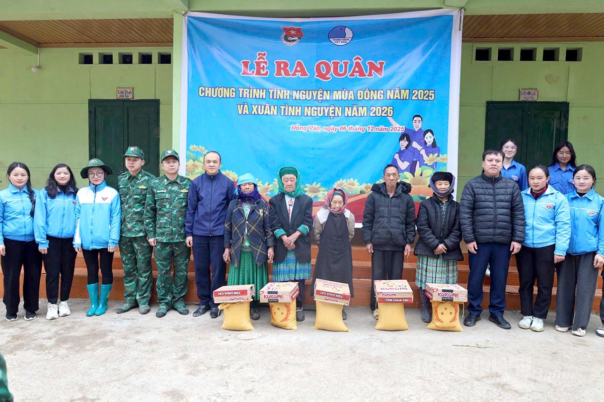 The youth of Dong Van Commune organized a gift distribution to disadvantaged families in the area.