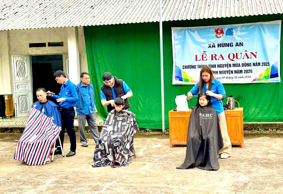 Youth union members of Hung An Commune organized free haircut services for local people and students.