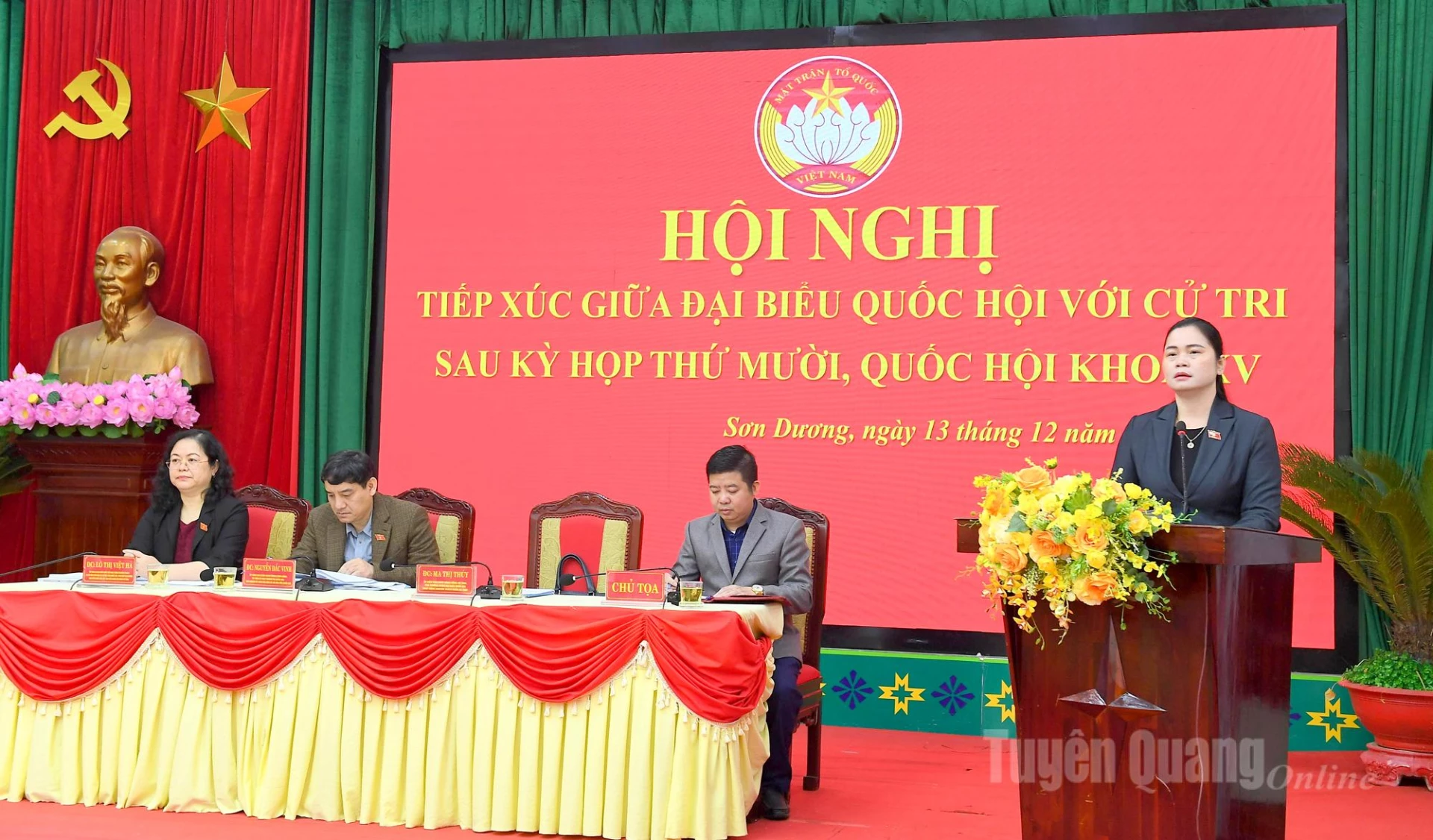 Đồng chí Phó Trưởng đoàn chuyên trách Đoàn đại biểu Quốc hội tỉnh Ma Thị Thúy đã thông báo với cử tri về kết quả Kỳ họp thứ 10, Quốc hội khóa XV.