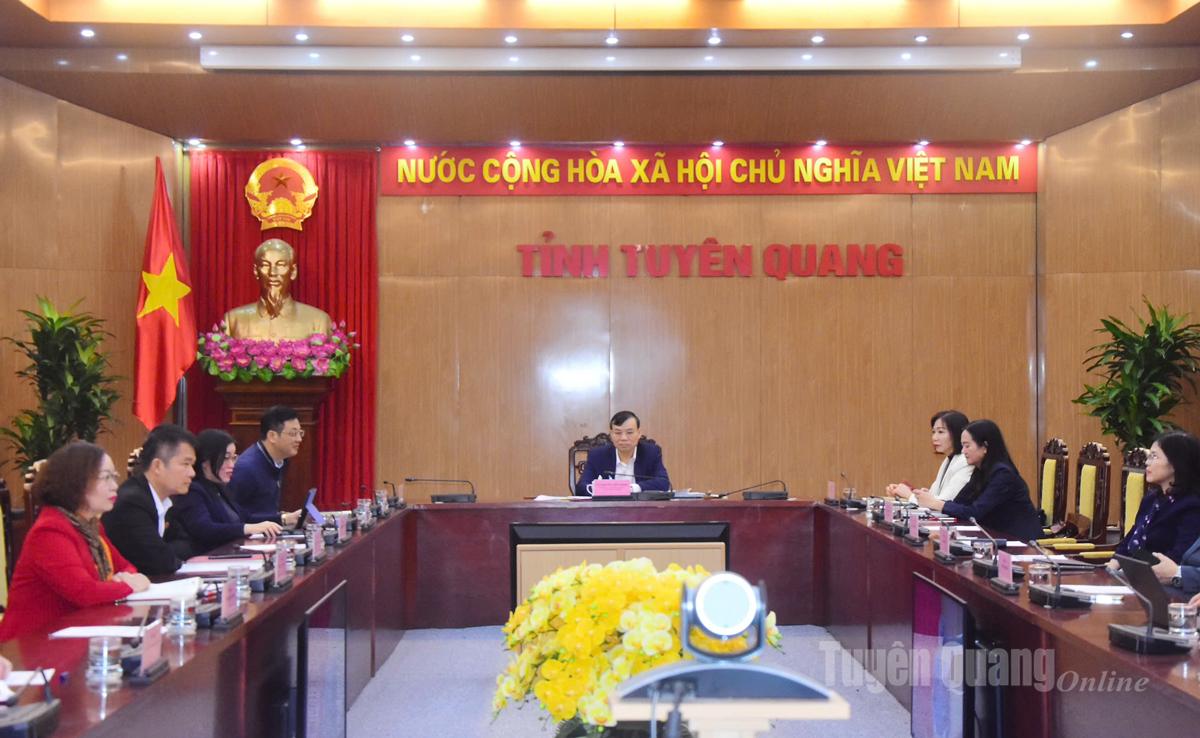 Đồng chí Nguyễn Văn Thắng, Uỷ viên BCH Đảng bộ tỉnh, Phó Bí thư Đảng ủy UBND tỉnh dự và chủ trì tại điểm cầu tỉnh.