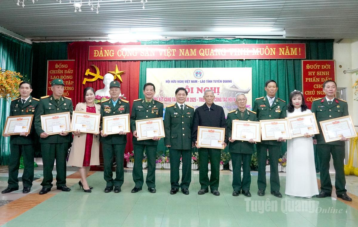 Chủ tịch Hội Hữu nghị Việt Nam - Lào Khương Phú Hiệp tặng giấy khen cho các cá nhân có thành tích xuất sắc trong công tác Hội năm 2025.