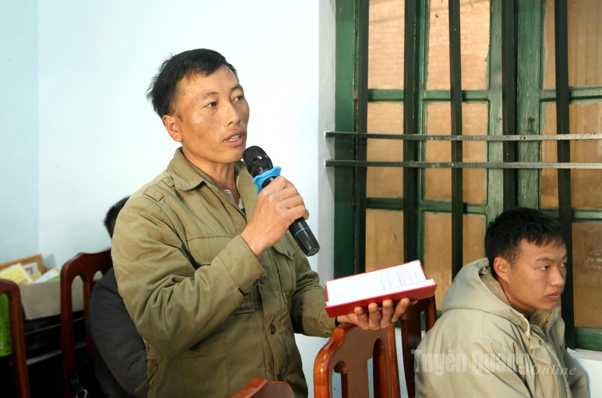 Cử tri xã Cán Tỷ kiến nghị tại buổi tiếp xúc cử tri.