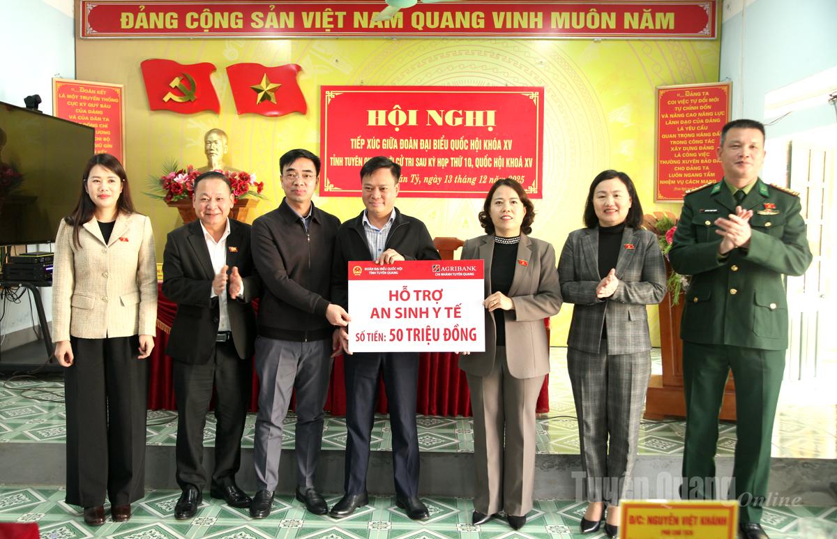 Đoàn đại biểu Quốc hội trao tặng kinh phí cho xã Cán Tỷ.