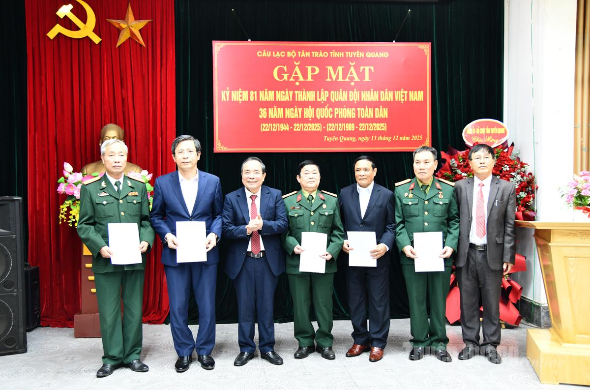 Đồng chí Chủ nhiệm CLB Tân Trào trao Quyết định kết nạp hội viên mới.