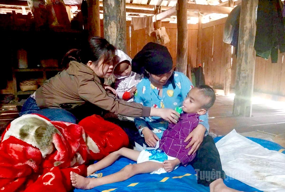 Chị Thèn Thị Nè, cụm Mã Tẻn, thôn Bản Pắng, Xã Bản Máy, tỉnh Tuyên Quang đang chăm sóc con trai Lù Quốc Tâm.