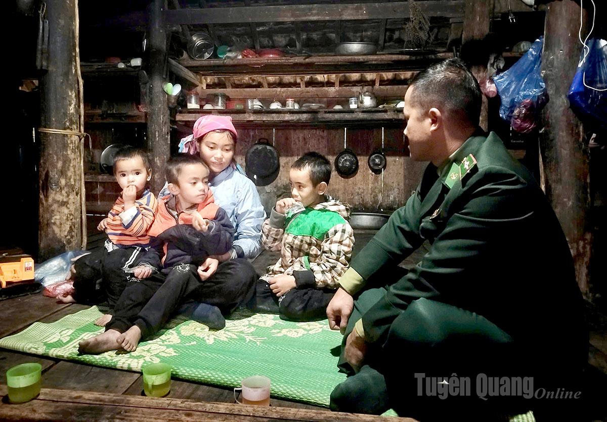 4 mẹ con chị Thèn Thị Nè, cụm Mã Tẻn, thôn Bản Pắng, Xã Bản Máy, tỉnh Tuyên Quang.