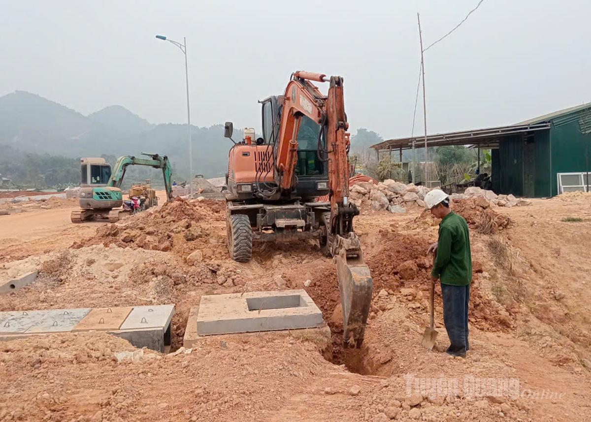 Quốc lộ 2D đoạn qua địa phận tổ 1, phường Mỹ Lâm đang được thi công.