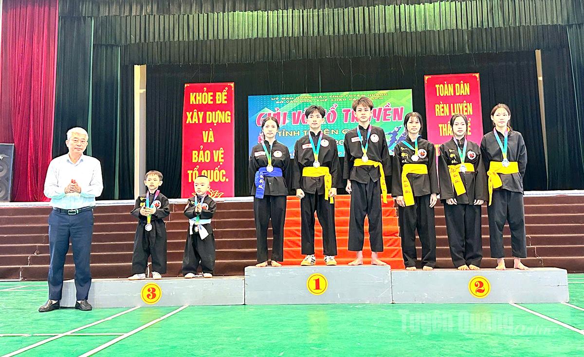 Ban tổ chức trao huy chương cho các vận động viên có thành tích thi đấu xuất sắc ở nội dung biểu diễn tại giải.