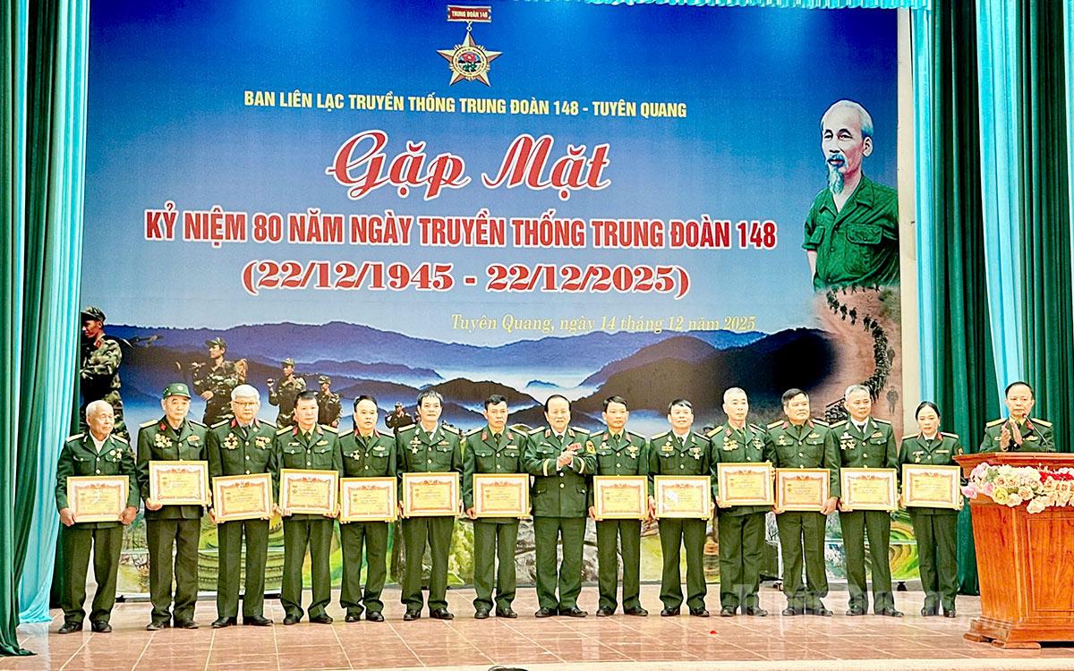 Ban Liên lạc truyền thống Trung đoàn 148 tặng Kỷ niệm chương cho các cá nhân có thành tích trong chiến đấu, phục vụ chiến đấu và xây dựng Trung đoàn.