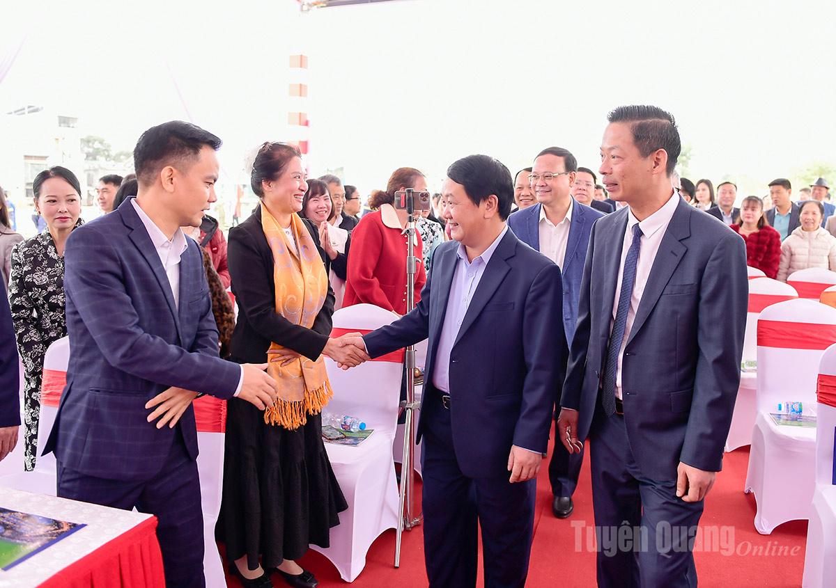 Đồng chí Bí thư Tỉnh ủy Hầu A Lềnh và các đồng chí lãnh đạo tỉnh dự Lễ Động thổ Dự án khu đô thị mới bên bờ sông Lô, phường An Tường.