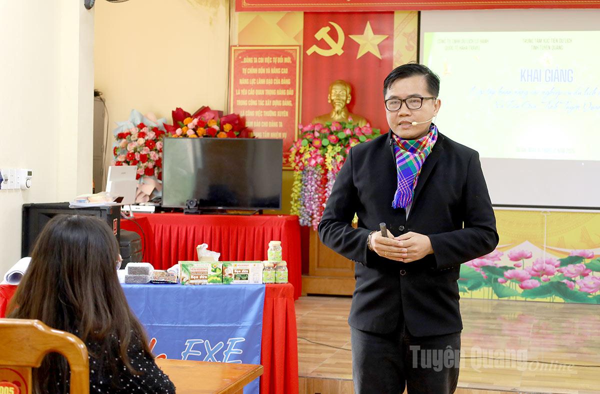 Giảng viên chia sẻ kỹ năng phát triển du lịch cộng đồng và quảng bá điểm đến Du Già.