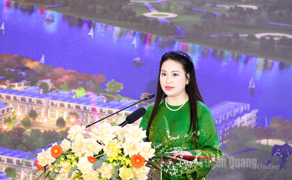 Lãnh đạo Tập đoàn Sơn Phúc báo cáo tình hình thực hiện dự án.