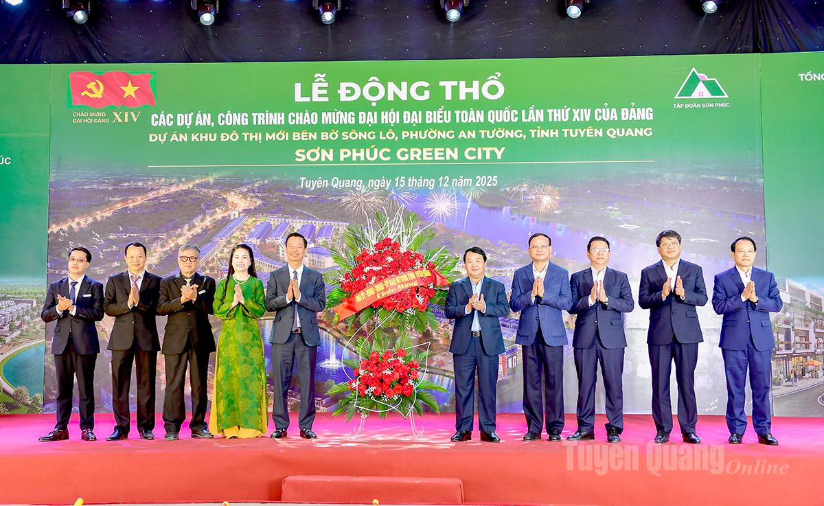 Bí Thư Tỉnh ủy Hầu A Lềnh và các đồng chí lãnh đạo tỉnh tặng hoa chúc mừng chủ đầu tư.