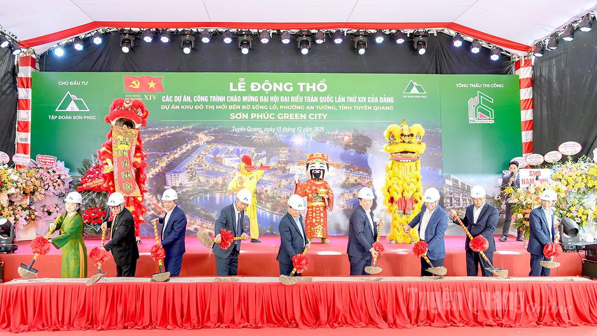 Đại biểu thực hiện nghi thức động thổ dự án.