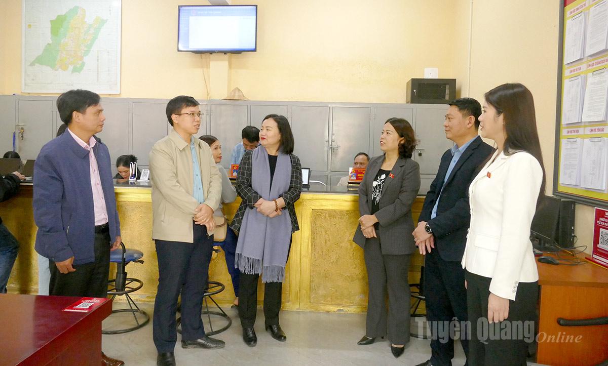  Đoàn đại biểu Quốc hội khóa XV tỉnh kiểm tra hoạt động tại Trung tâm Phục vụ hành chính công xã Tân Quang