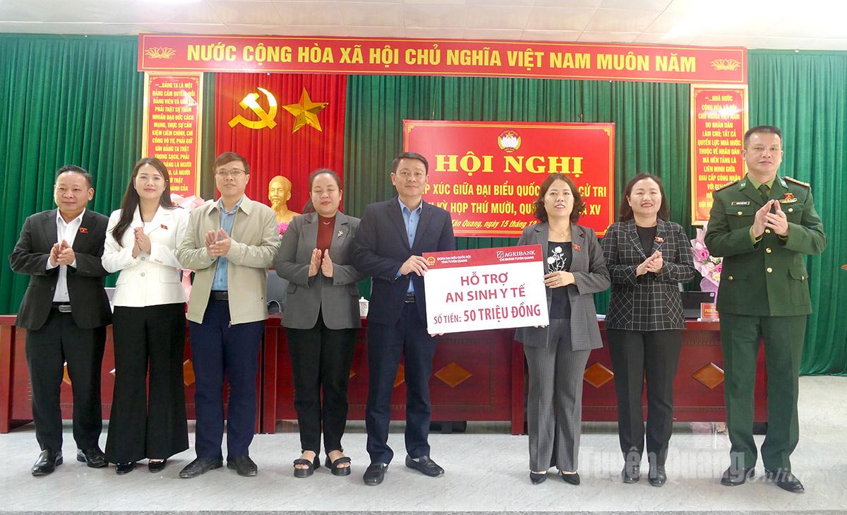 Đoàn đại biểu Quốc hội trao tặng kinh phí cho xã Tân Quang