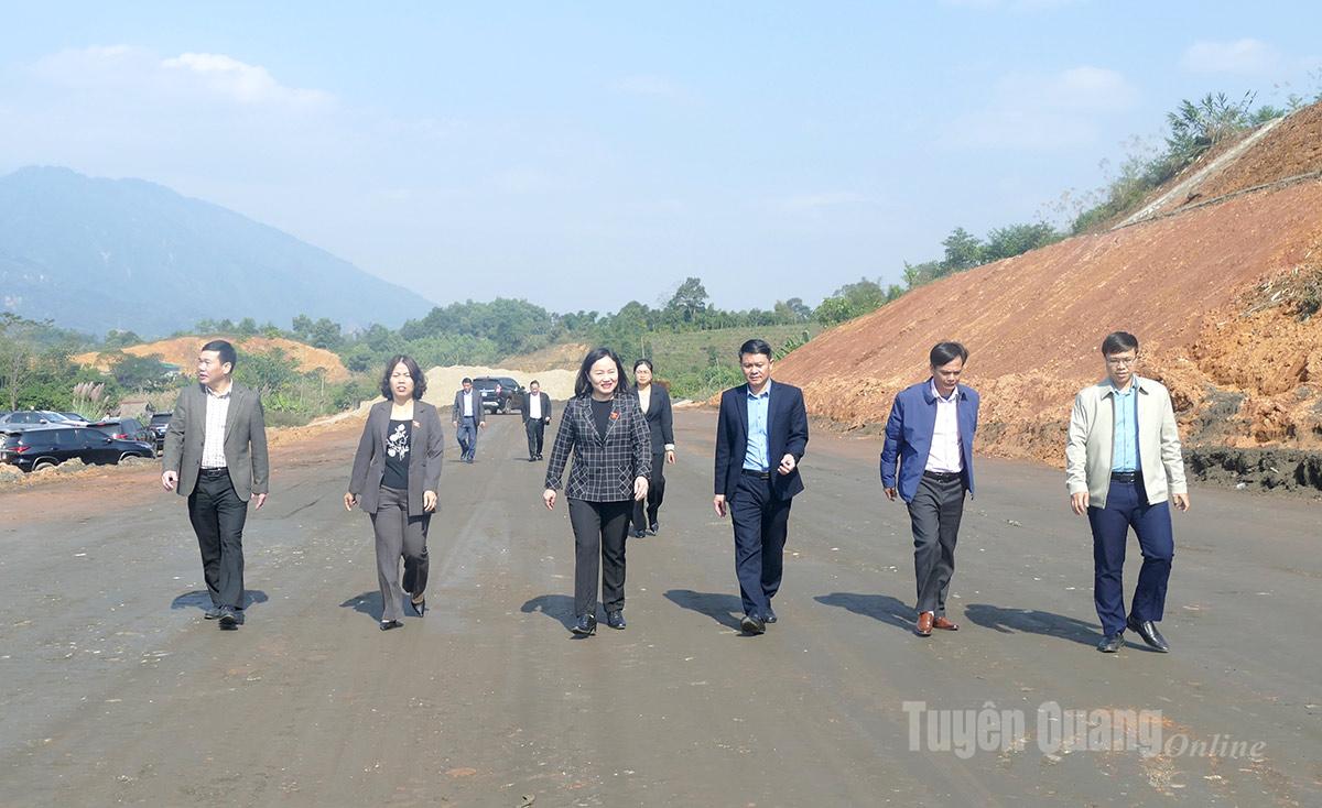 Đoàn đại biểu Quốc tỉnh kiểm tra tiến độ thi công Cao tốc Tuyên Quang - Hà Giang trên địa bàn xã Tân Quang
