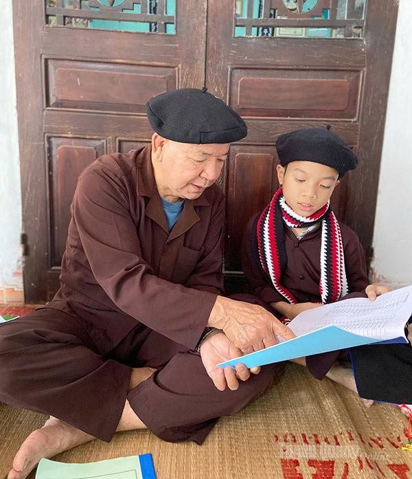 Nghệ nhân dân gian Hoàng Lục Thái, Chủ nhiệm CLB hát Soọng cô Sán Dìu Sơn Nam dạy chữ viết và đọc tiếng Sán Dìu cho học sinh.