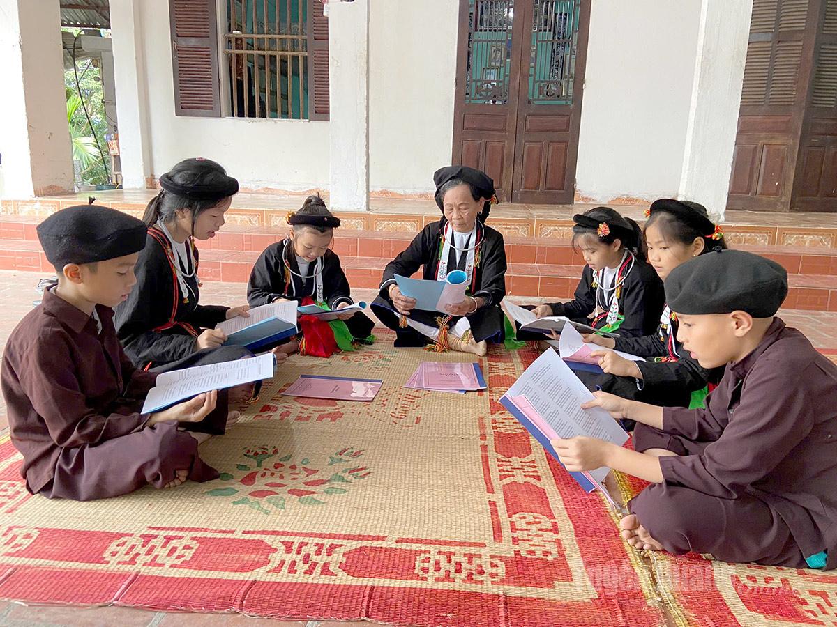 Nghệ nhân dân gian Thăng Thị Vân, Phó Chủ nhiệm CLB dạy hát Soọng cô cho các cháu học sinh.