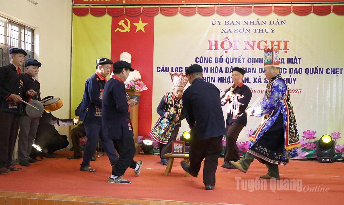 Điệu múa Lễ Tết nhảy mang đậm bản sắc văn hóa dân tộc Dao quần chẹt, thôn Nhật Tân, xã Sơn Thủy.