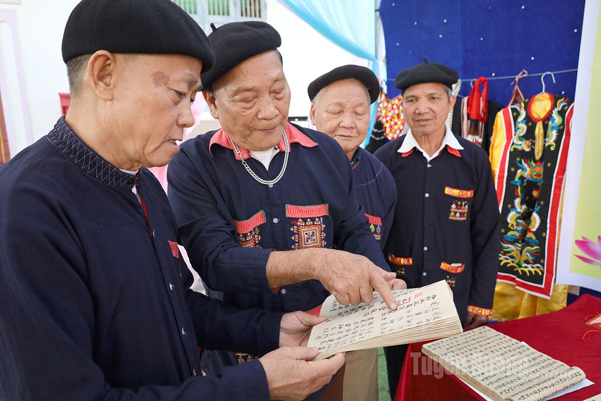 Các thầy cúng truyền dạy chữ viết của dân tộc Dao quần chẹt, xã Sơn Thủy.