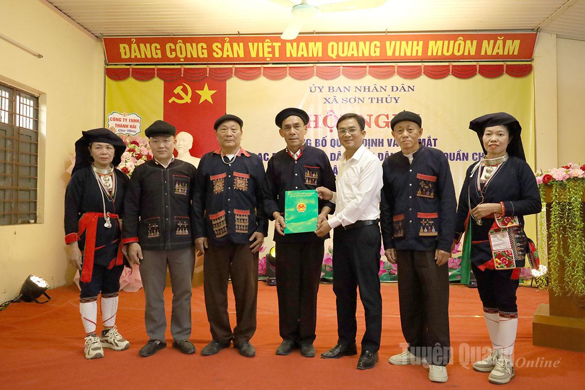 Lãnh đạo xã Sơn Thủy trao Quyết định thành lập Câu lạc bộ Văn hóa dân gian dân tộc Dao quần chẹt, thôn Nhật Tân.