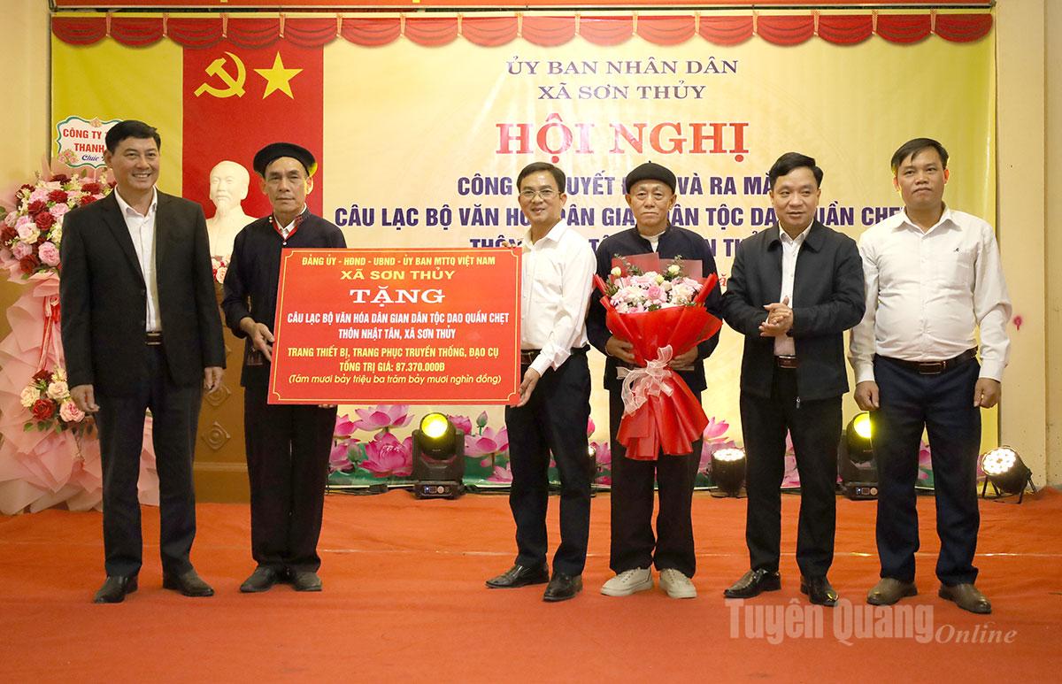 ãnh đạo xã Sơn Thủy trao kinh phí hỗ trợ Câu lạc bộ Văn hóa dân gian dân tộc Dao quần chẹt, thôn Nhật Tân.