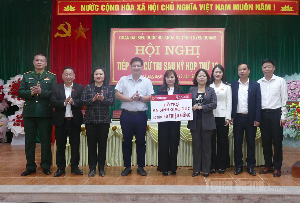 Đoàn đại biểu Quốc hội trao tặng kinh phí hỗ trợ An sinh cho xã Bằng Lang.