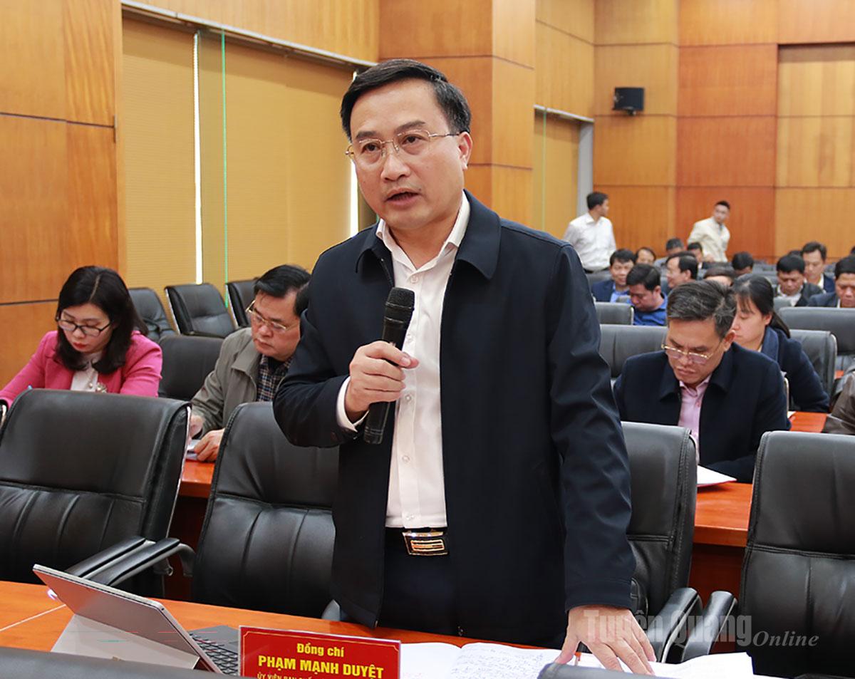 Lãnh đạo Sở Nông nghiệp và Môi trường phát biểu thảo luận về phát triển nông nghiệp bền vững.