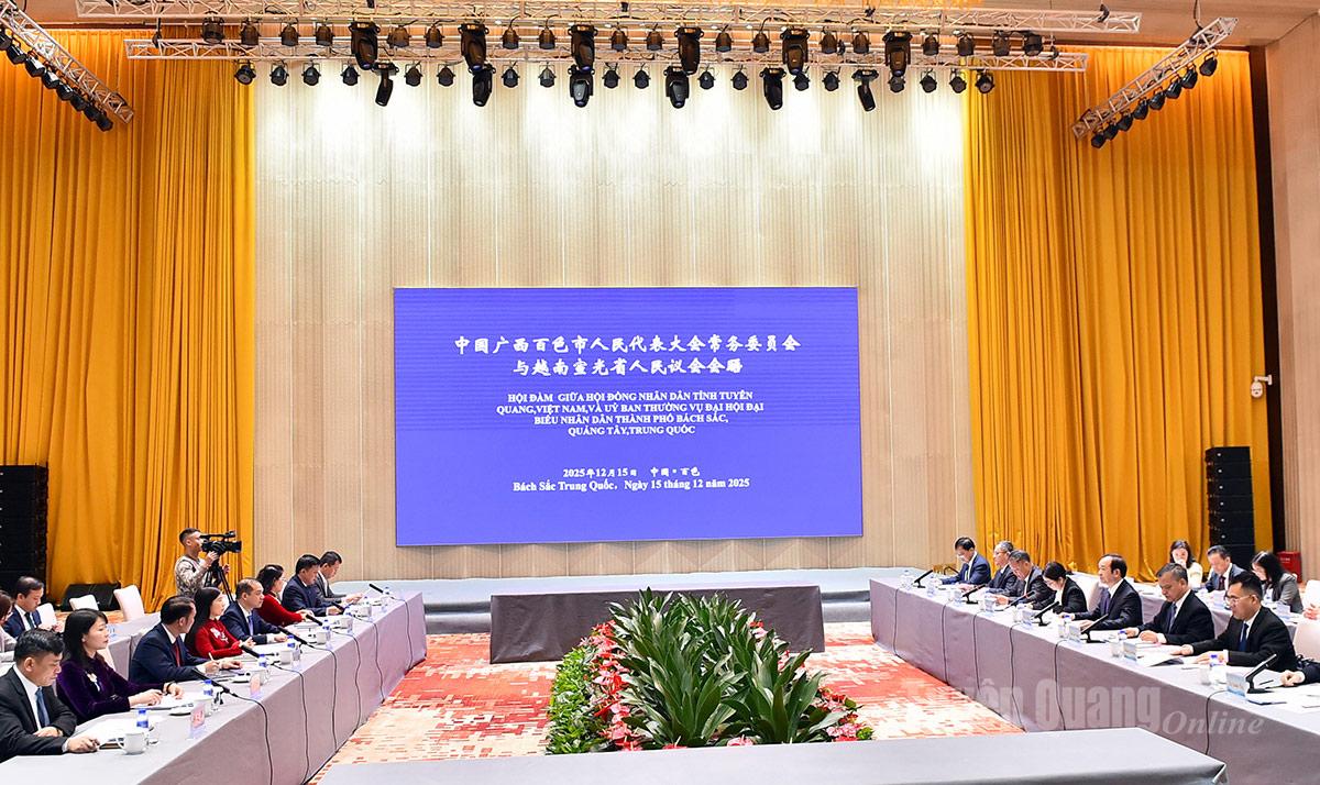 Buổi hội đàm giữa Đoàn đại biểu HĐND tỉnh với đại biểu Nhân đại thành phố Bách Sắc.