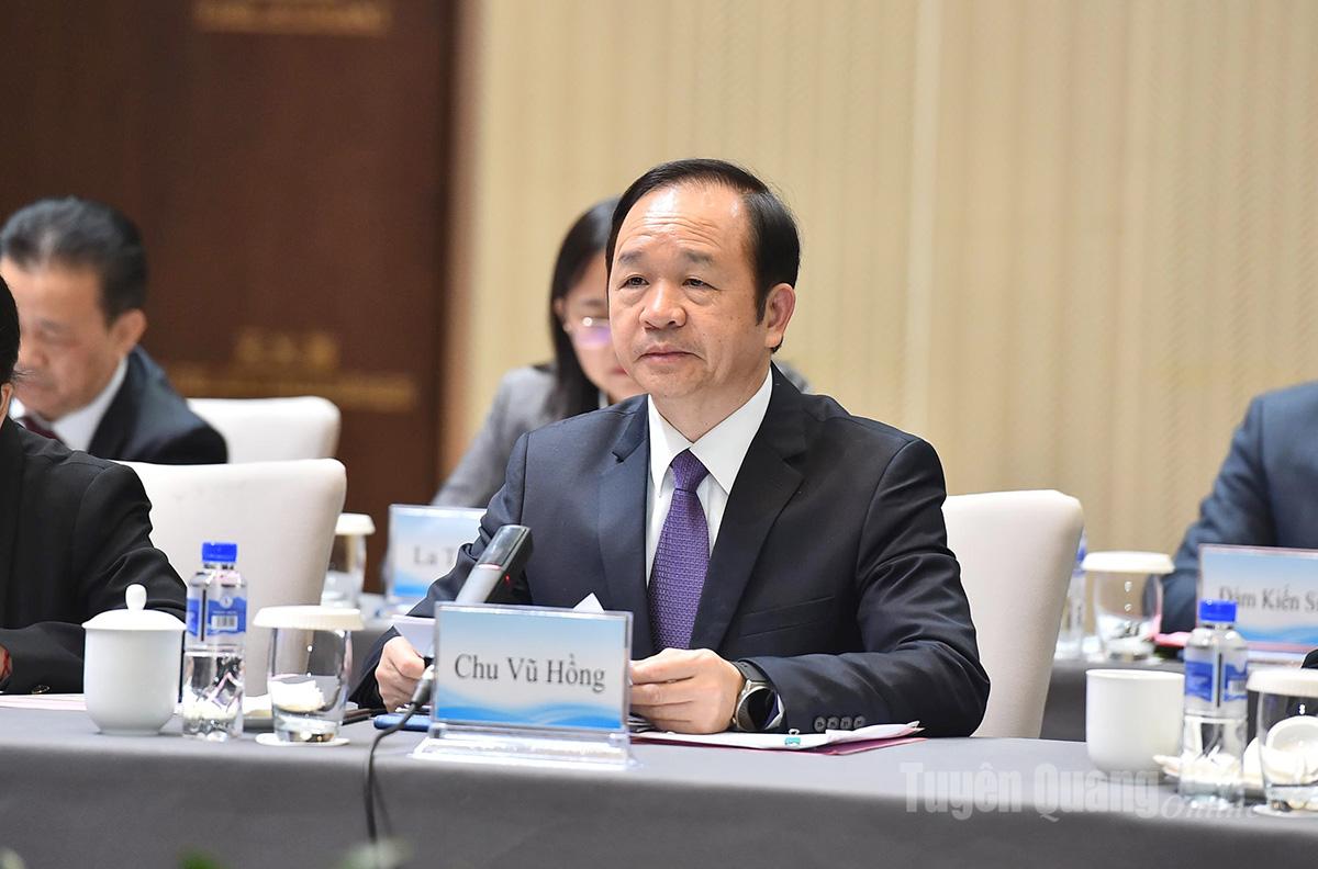 Đồng chí Chu Võ Hồng, Chủ nhiệm Nhân đại thành phố Bách Sắc phát biểu tại hội đàm.