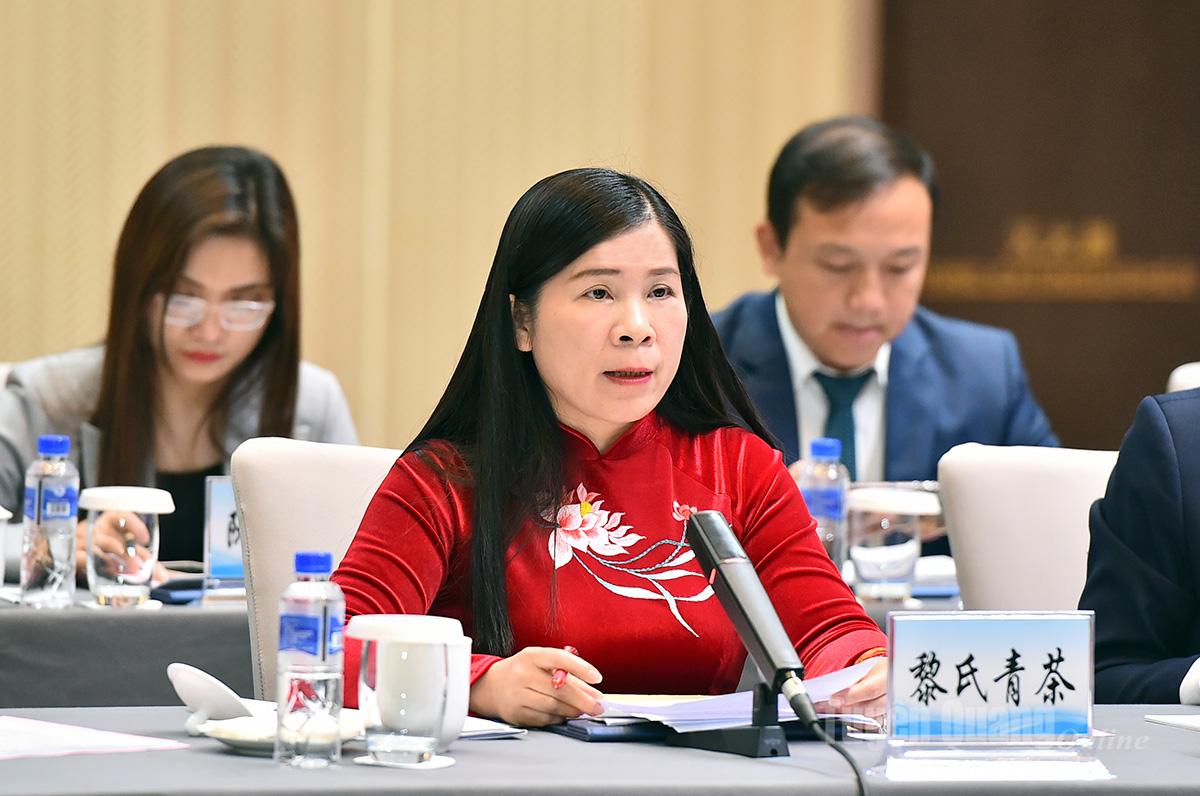 Đồng chí Phó Chủ tịch HĐND tỉnh Lê Thị Thanh Trà phát biểu tại hội đàm.