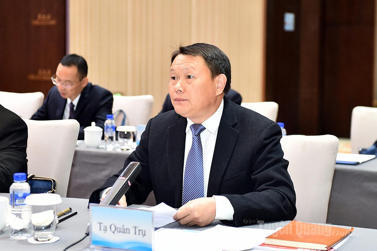 Cục trưởng Cục Nông nghiệp và Nông thôn thành phố Bách Sắc phát biểu tại hội đàm.