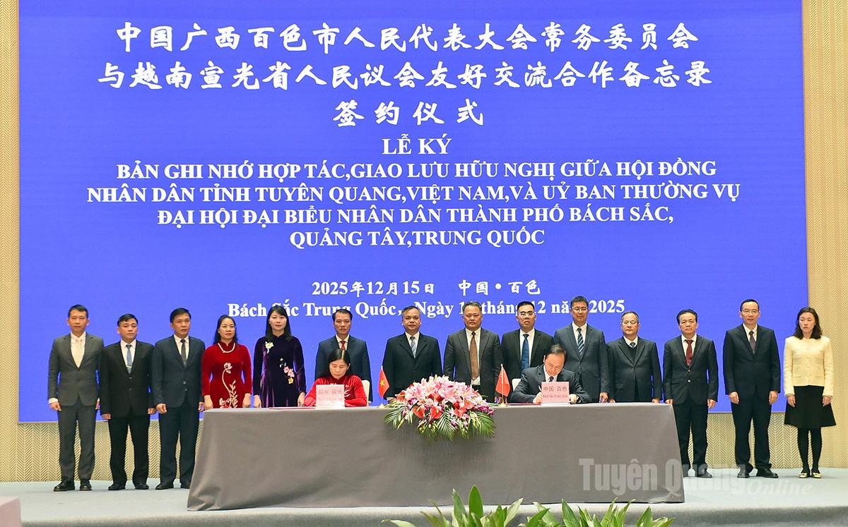 Ký kết Bản ghi nhớ hợp tác giữa HĐND tỉnh Tuyên Quang và Ban Thường vụ Đại hội đại biểu nhân dân thành phố Bách Sắc.