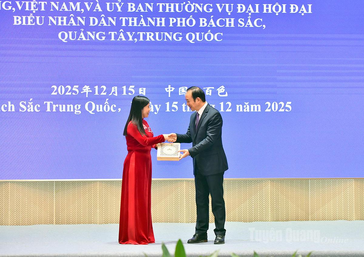 Đồng chí Lê Thị Thanh Trà tặng quà lưu niệm đồng chí Chu Vũ Hồng.