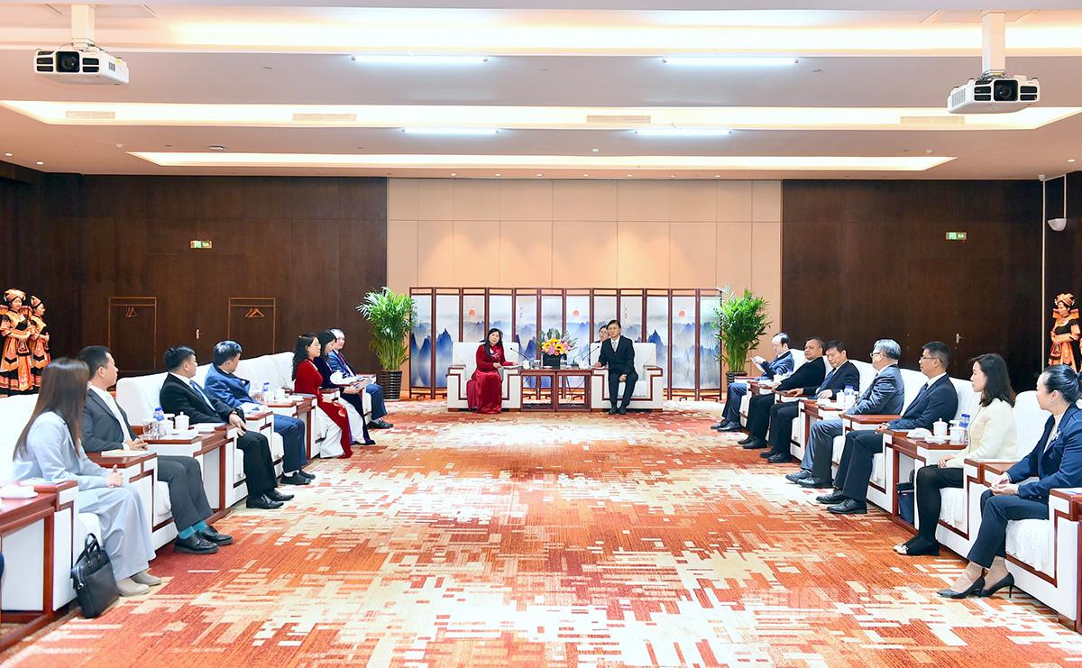 Đoàn công tác HĐND tỉnh Tuyên Quang hội kiến đồng chí Bí thư Thành ủy Bách Sắc Hoàng Nhữ Sinh.