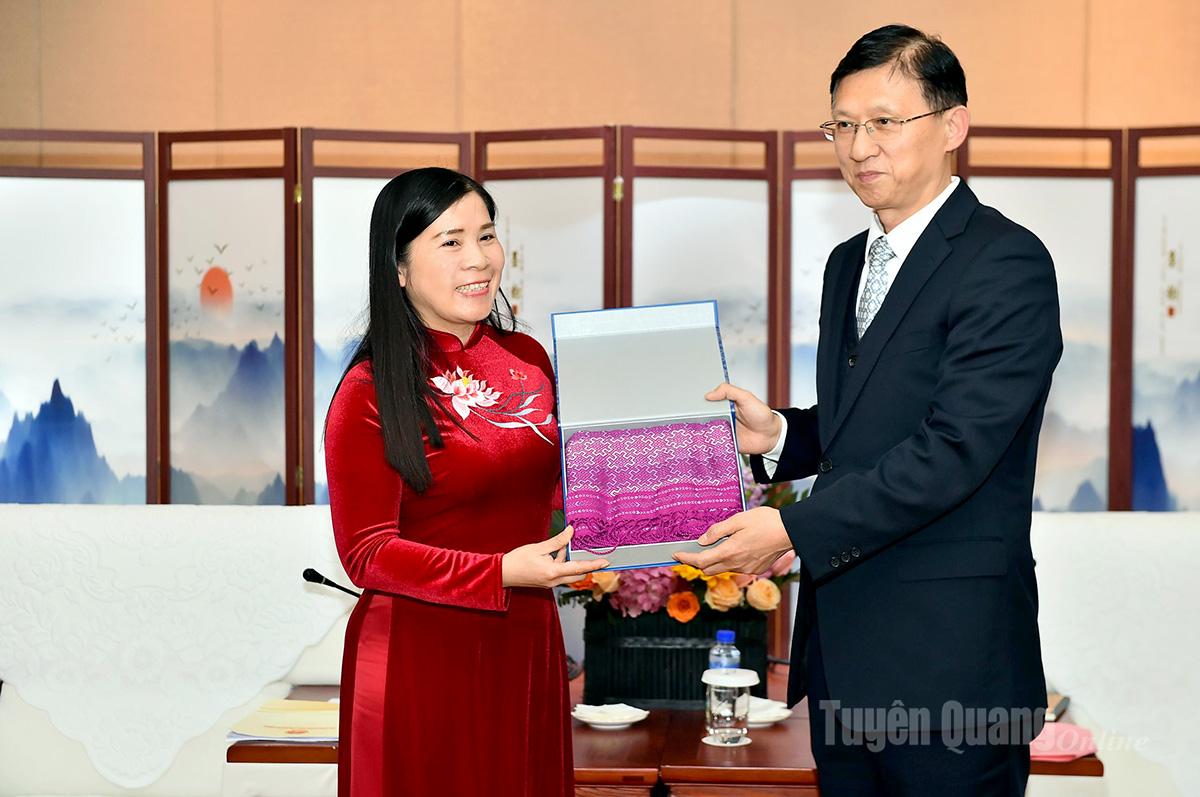 Đồng chí Bí thư Thành ủy Bách Sắc tặng quà đồng chí Phó Chủ tịch HĐND tỉnh Lê Thị Thanh Trà.