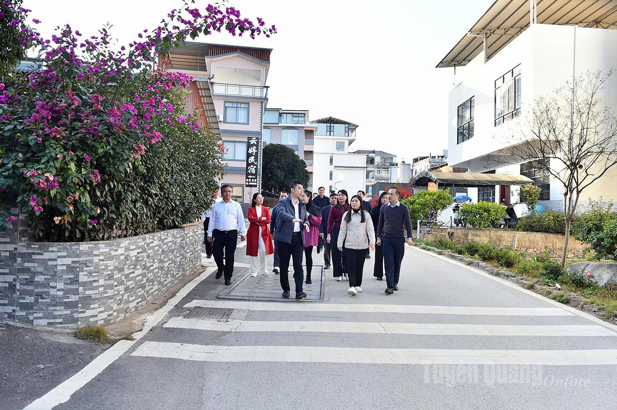 Đoàn công tác HĐND tỉnh khảo sát tình hình trấn hưng nông thôn tại thôn Bách Lí Tân