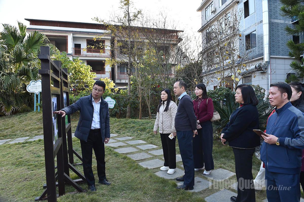 Đoàn công tác HĐND tỉnh nghe lãnh đạo thôn Bách Lí Tân giới thiệu cách làm du lịch của người dân trong thôn.