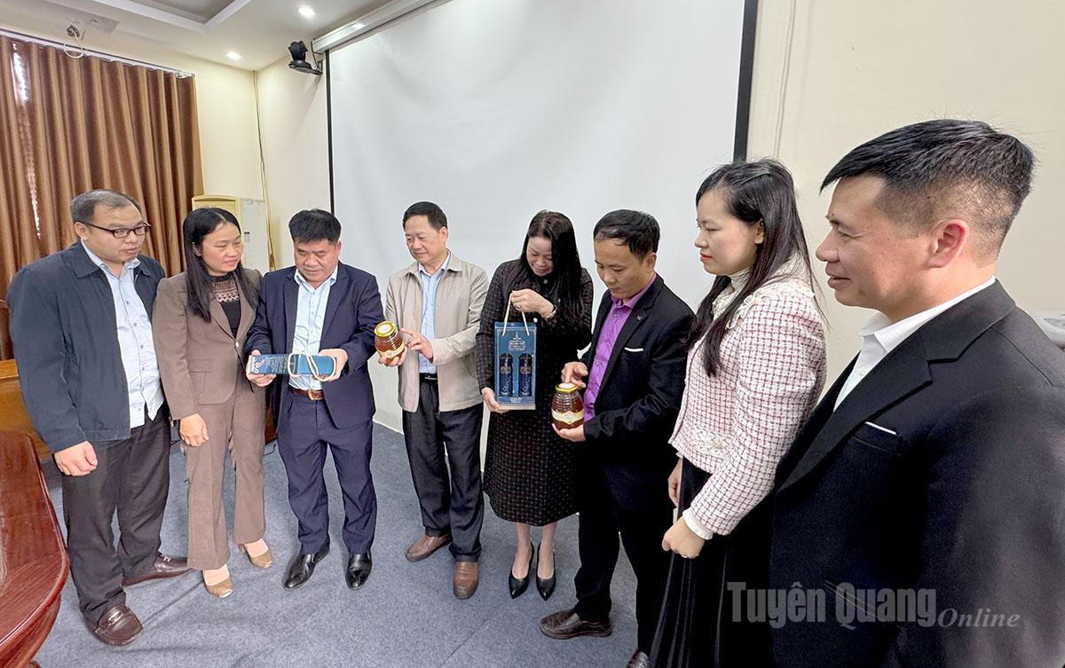 Các thành viên Hội đồng thảo luận về chỉ tiêu sản phẩm OCOP.