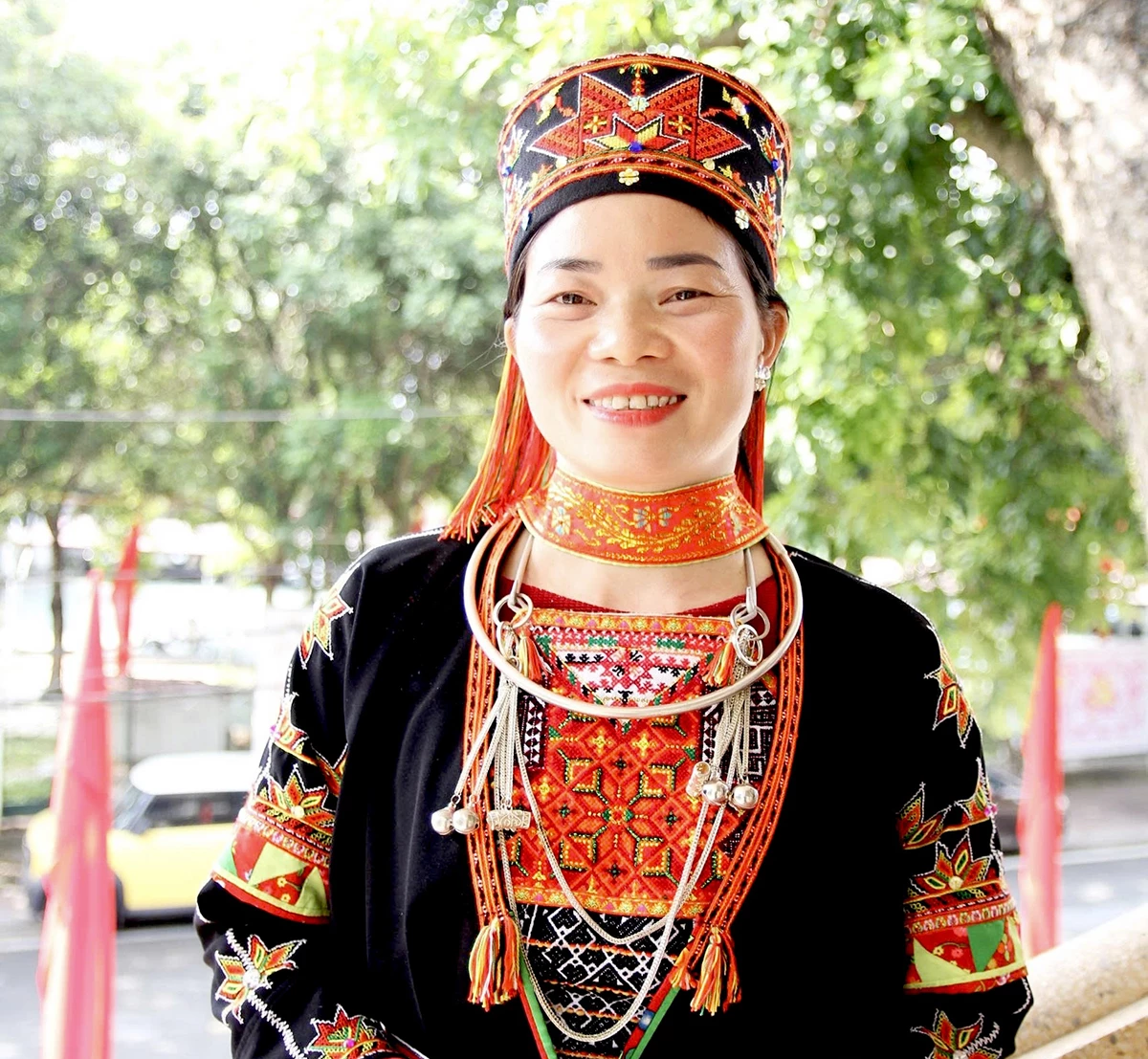 Chị Vi Thị Xuân,
Phó Bí thư
Chi bộ,
Trưởng thôn Khuôn Then,
xã Hùng Đức.