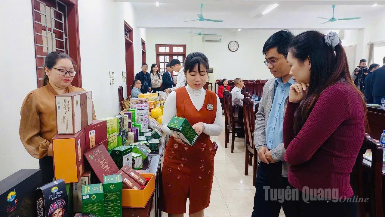 Các đại biểu tỉnh Ninh Bình tìm hiểu sản phẩm của tỉnh Tuyên Quang.