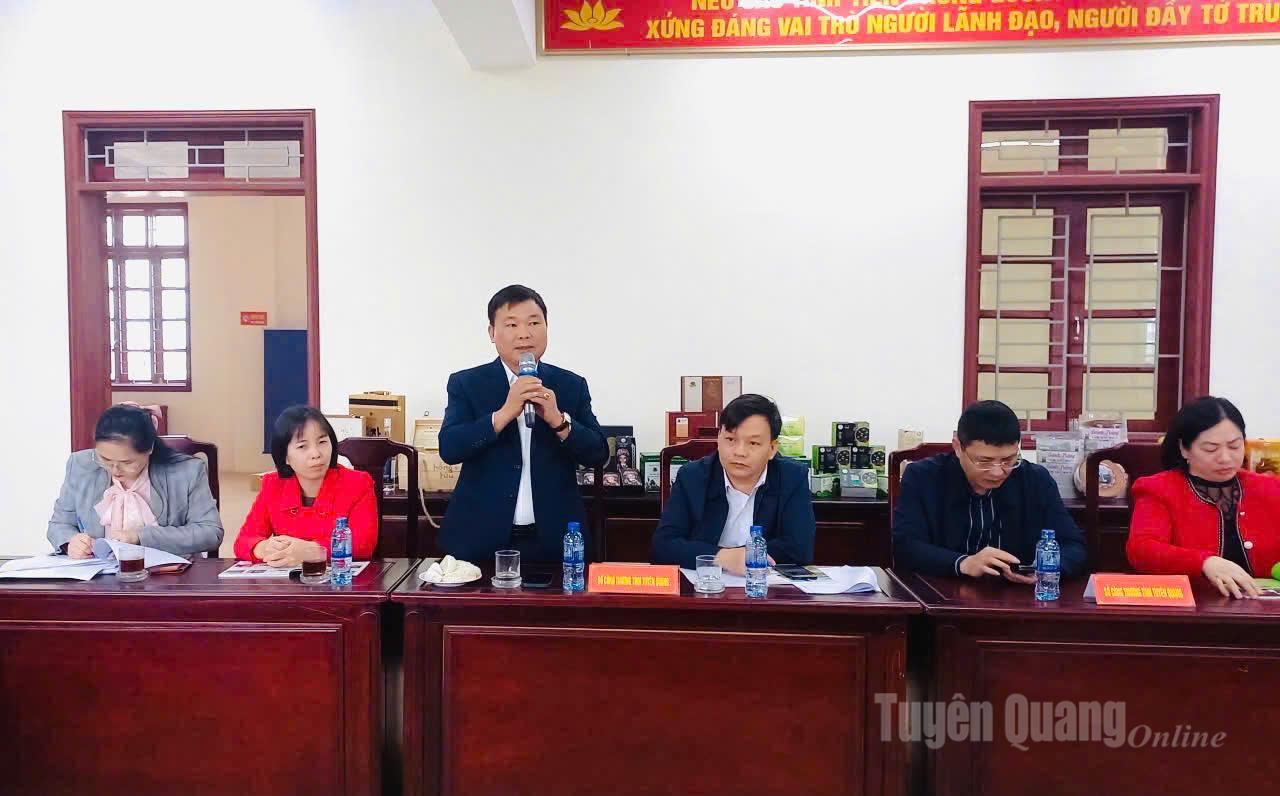 Giám đốc HTX sản xuất, chế biến thực phẩm an toàn Sáng Nhung (Tuyên Quang) phát biểu tại hội nghị.