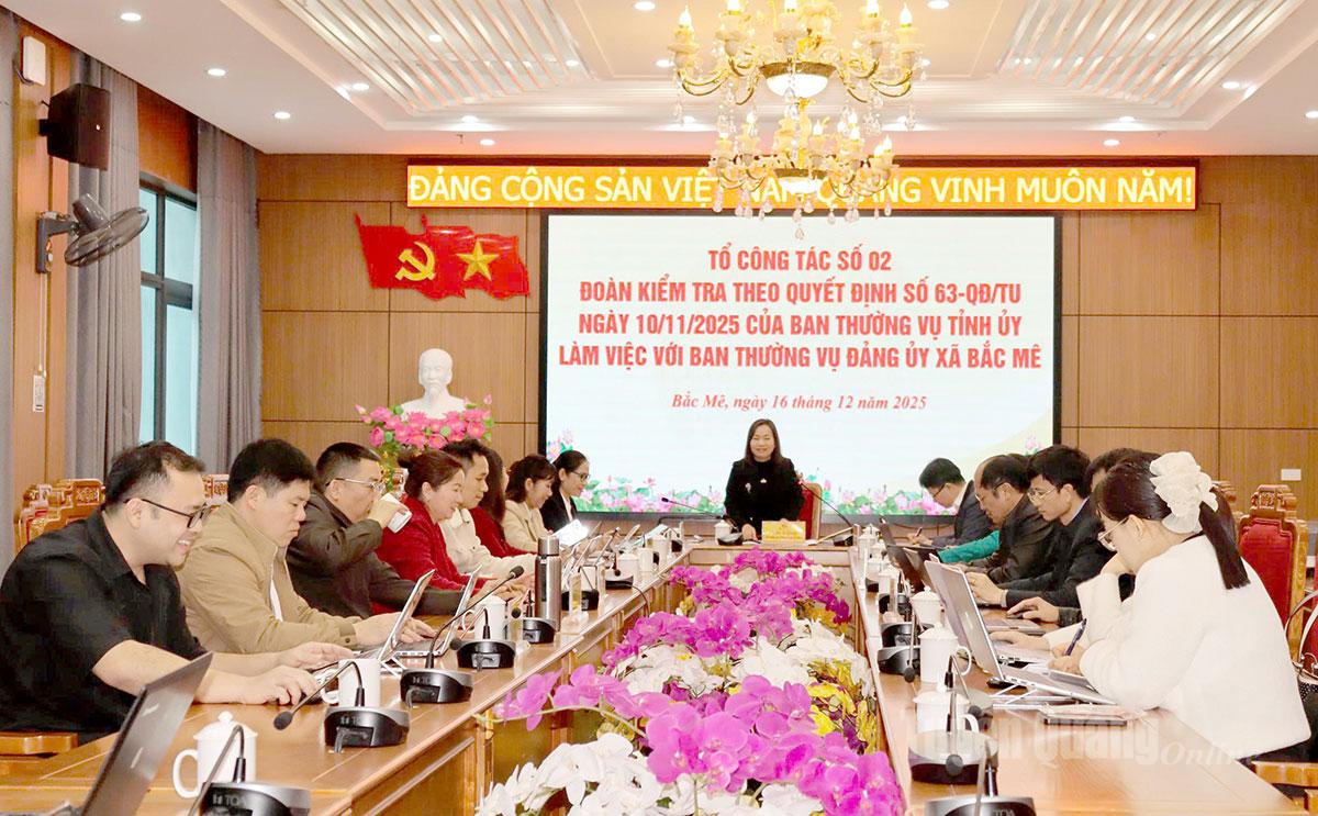 Đồng chí Đặng Ái Xoan, Phó trưởng Ban Tuyên giáo và Dân vận Tỉnh ủy phát biểu tại buổi làm việc.