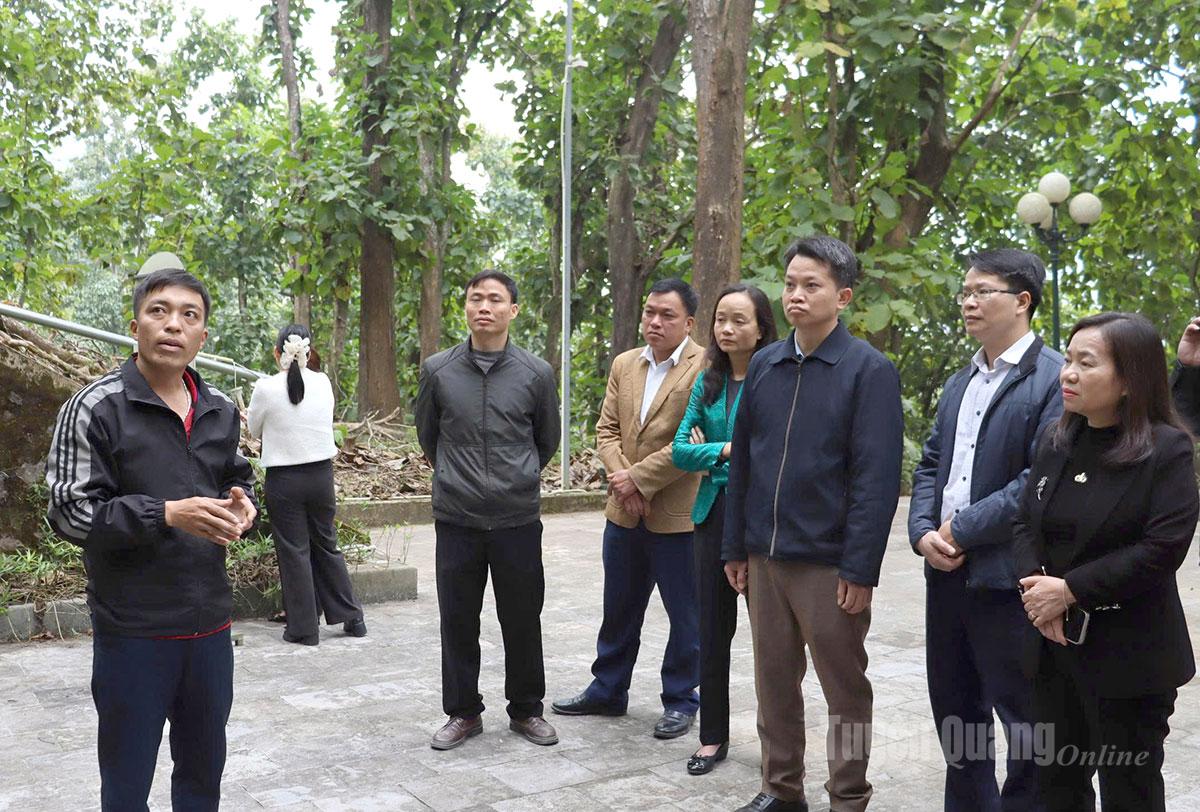 Đoàn tham quan Di tích lịch sử Căng Bắc Mê tại thôn Đồn Điền, xã Yên Cường