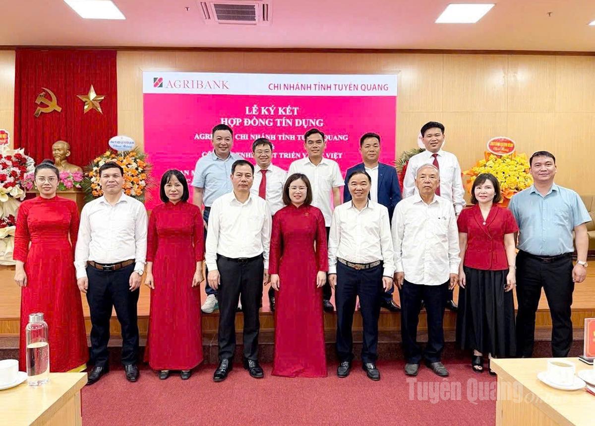 Các đồng chí lãnh đạo Agribank Chi nhánh Tuyên Quang và Ngân hàng Nhà nước Khu vực IV chụp ảnh lưu niệm tại Lễ ký kết hợp đồng tín dụng.