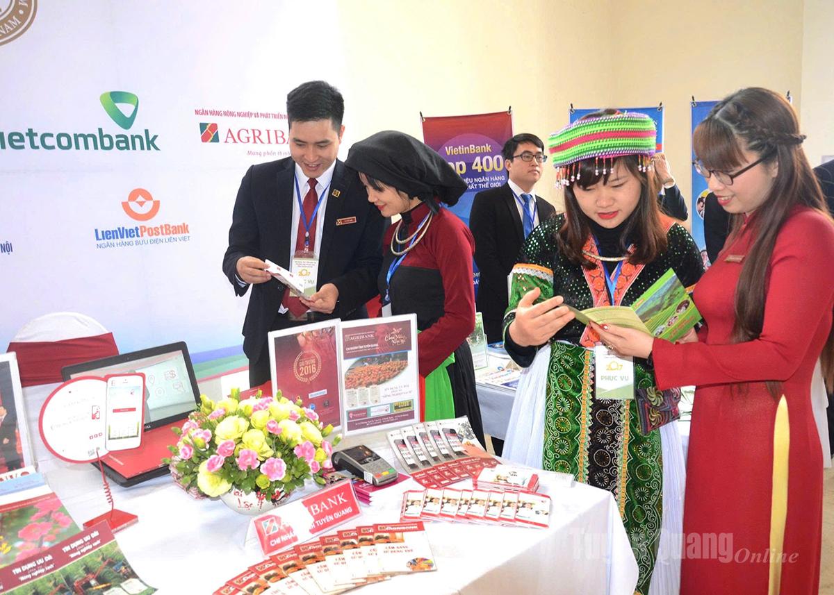 Nhân viên Agribank Chi nhánh Tuyên Quang tận tình tư vấn, hướng dẫn khách hàng thực hiện các dịch vụ ngân hàng, nâng cao chất lượng phục vụ, lấy sự hài lòng của khách hàng làm trung tâm.