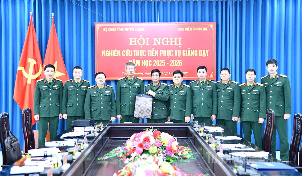 Đoàn công tác tặng quà lưu niệm cho Bộ CHQS tỉnh.