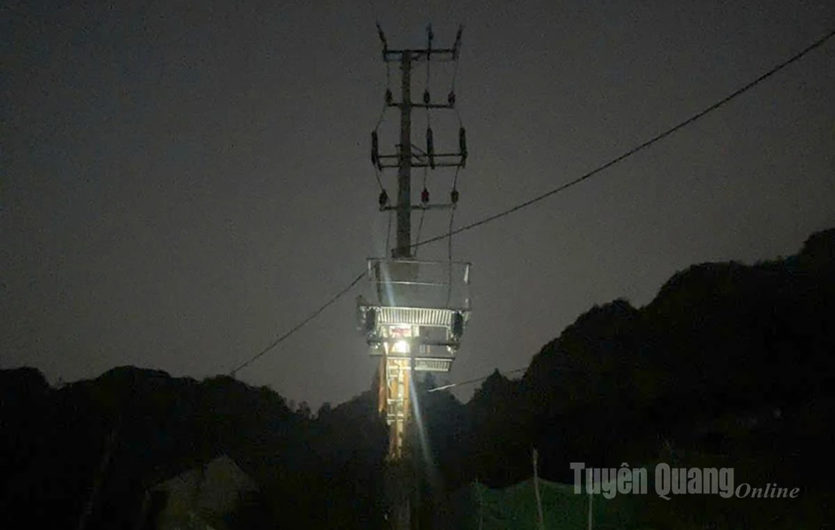 Đội Quản lý điện lực khu vực Đồng Văn đấu nối, đóng điện TBA thôn Sủng Khể, xã Sủng Máng.